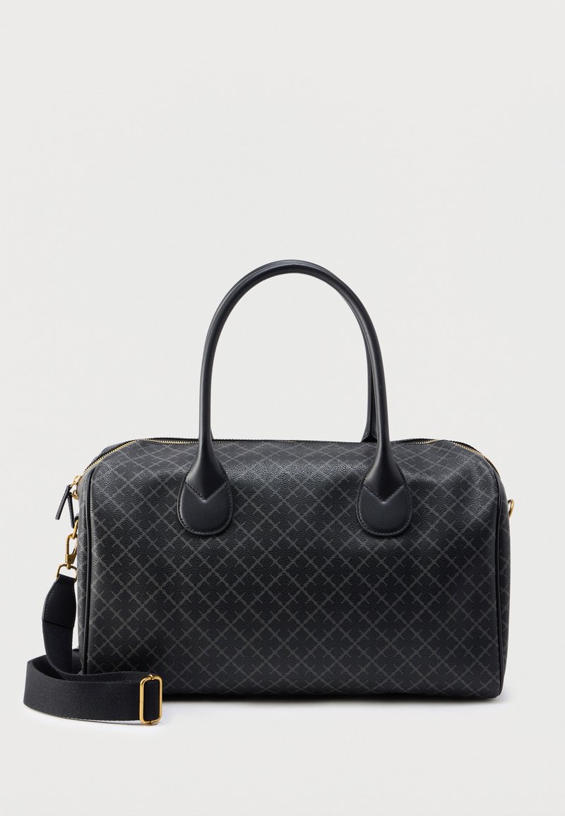 Sac en tissu noir avec un motif en losange, double poignée arrondie, fermeture éclair dorée et bandoulière amovible dotée d'une bande en tissu noir.