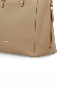 Bolso de mano de cuero marrón claro con forma estructurada, detalles de hardware dorado, un bolsillo lateral con cremallera y superficie texturizada.