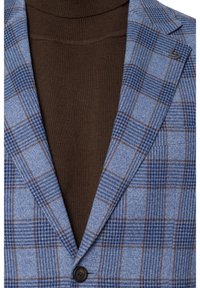 Męski żakiet w jasnoniebieski wzór houndstooth z brązowymi akcentami. Posiada klapy w kształcie notcha oraz zapięcie na jeden guzik. Pod spodem brązowy golf.