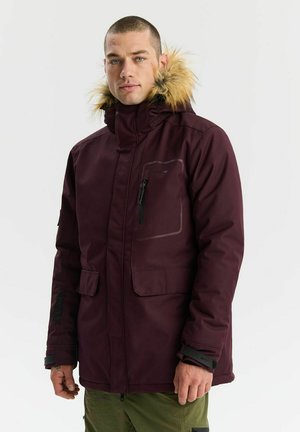 Burgundowa wodoodporna kurtka z futrzanym kapturem, z przodu na zamek, z dwoma kieszeniami z przodu i regulowanymi mankietami. Gładka tekstura i trwała konstrukcja.
