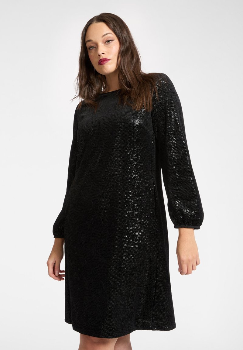 Abito nero con paillettes, taglio morbido, scollo rotondo e maniche a tre quarti. Presenta una superficie strutturata e una delicata brillantezza.