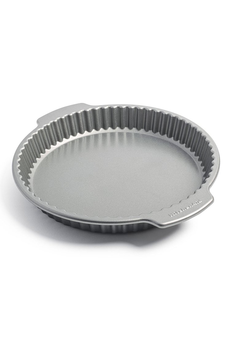 Runde Tarteform in Silber, aus Metall gefertigt, mit gewellten Kanten, glatter Innenfläche und zwei stabilen Griffen für eine einfache Handhabung.