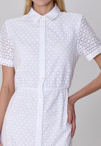 Smart and Joy Robe chemise - blanc