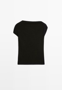 Top nero a maniche corte con scollatura rotonda e vestibilità relaxed. Presenta una texture liscia e un design semplice senza ulteriori motivi o dettagli.