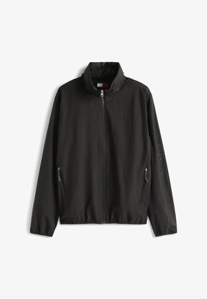 Czarna lekka kurtka z wysokim kołnierzem, pełnym zamkiem, bocznymi kieszeniami oraz teksturowanym akcentem na lewym rękawie z nazwą marki.