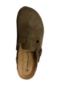 Brun suede klump med justerbar rem, afrundet tå og en tekstureret sål. Indvendigt har den trykt branding og størrelsesinformation.
