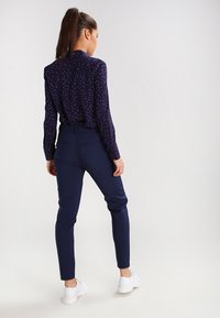Vero Moda VMVICTORIA ANTIFIT - Chinos - navy blazer