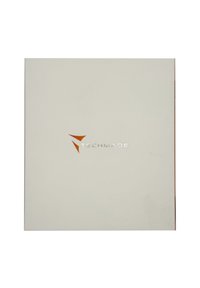 Boîte carrée blanche avec une finition brillante. Le logo "TECHMADE" apparaît en argent, avec un accent stylisé en orange. Texture lisse dans l'ensemble.