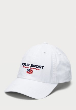 Cappellino da baseball bianco in cotone con "POLO SPORT" e "RALPH LAUREN" ricamati in nero e rosso, con una piccola grafica della bandiera americana.