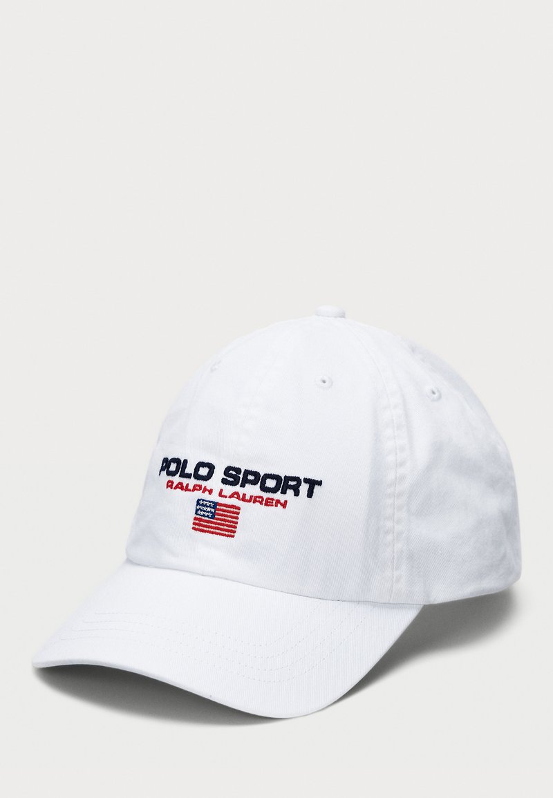 Gorra de béisbol de algodón blanca con "POLO SPORT" y "RALPH LAUREN" bordados en negro y rojo, con un pequeño gráfico de la bandera americana.