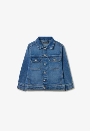 Giacca di jeans blu con maniche lunghe, chiusura frontale con bottoni, due tasche sul petto e colletto classico. Presenta cuciture visibili e bottoni argentati.