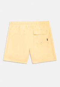 Κίτρινα μαγιό σορτς από λείο ύφασμα, με ελαστική μέση και πίσω τσέπη με κλείσιμο με καπάκι.