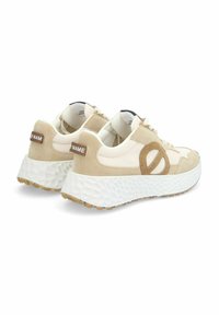 Baskets en nubuck beige et maille avec une semelle épaisse et texturée blanche, dotées d'une touche marron et d'un onglet de talon avec logo. Design à lacets pour un maintien sécurisé.