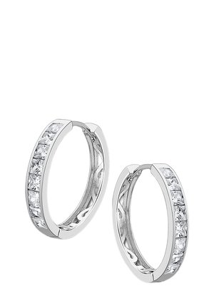 Boucles d'oreilles en argent poli en forme de créole, ornées d'une rangée de pierres rectangulaires transparentes à l'avant. Fini lisse avec des détails intérieurs complexes.