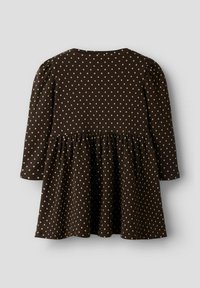 Brun langermet kjole med ribbet tekstur, med en utsvingt skjørt og kremfargede polkaprikkar. Merk: innsvingt midje og puffede skuldererm.