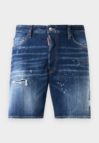 Shorts din denim cu o nuanță albastră închisă, prezentând stropi de vopsea, zone uzate și un fermoar cu închidere cu buton metalic.