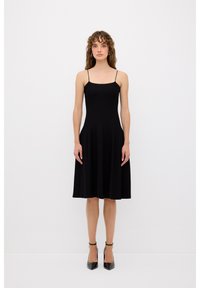 Abito nero senza maniche con spalline sottili, corpino aderente e gonna svasata, realizzato in tessuto liscio senza motivi visibili.