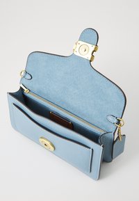 COACH TABBY CHAIN CLUTCH - Delninukė - blue