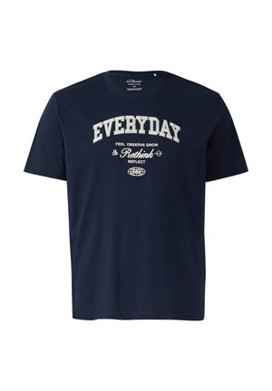 Granatowy t-shirt z krótkim rękawem z białym napisem „EVERYDAY” i mniejszymi słowami „FEEL OBSERVE GROW Rethink REFLECT” nad grafiką globusa.
