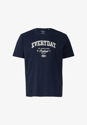 Marineblaues T-Shirt mit kurzen Ärmeln und weißem Text „EVERYDAY“ sowie kleineren Worten „FEEL OBSERVE GROW Rethink REFLECT“ über einer Globus-Grafik.