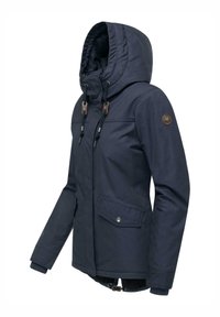 Mörkblå jacka med vadderad huva, justerbara dragsko och en framficka med tryckknapp. Materialet verkar vara vattenavvisande.