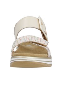 Sandal beige chiaro con una larga fascia, caratterizzata da accentuazioni intrecciate multicolori. Soletta morbida con superficie testurizzata e una finitura metallica sottile sulla suola.