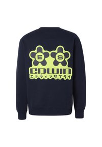Sweat bleu marine avec deux formes de fleurs jaunes dans le dos, chacune contenant une lettre, et un texte jaune en gras en dessous avec des caractères japonais.