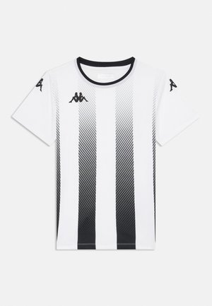 Bela športna majica s kratkimi rokavi z črnimi navpičnimi prelivnimi črtami in črnimi logotipi Kappa spredaj in na rokavih, črn okrogel rob okoli vratnega izreza.