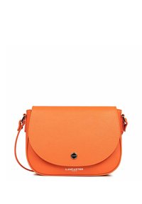 Borsa a tracolla in pelle arancione con patta arrotondata, caratterizzata da una chiusura a pressione in argento, una tracolla regolabile e un logo impresso sul fronte.