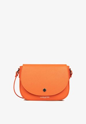 Orangefarbene Leder-Crossbody-Tasche mit abgerundetem Deckel, ausgestattet mit einem silbernen Druckverschluss, verstellbarem Gurt und geprägtem Logo auf der Vorderseite.