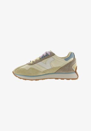 Lichtbeige sneaker van suède en leer. Voorzien van meerkleurige veters, een wit logo en een zool van gumrubber. Zijperforaties voor ventilatie.