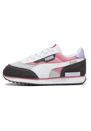 Puma sneakers met een witte mesh bovenkant, roze en grijze leren accenten, zwarte suède neuskap en paarse hiel detail. Platte vetersluiting.