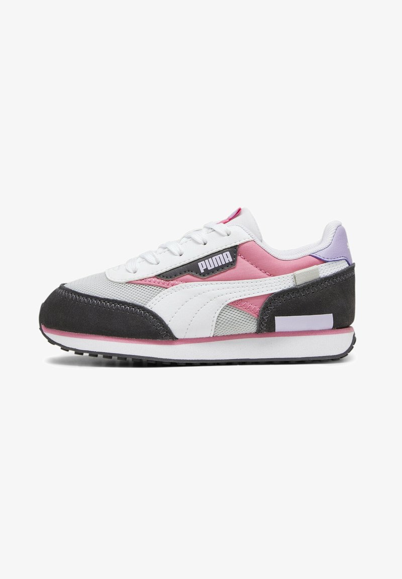 Baskets Puma avec une tige en mesh blanc, des accents en cuir rose et gris, un capuchon de chaussure en suède noir et un détail de talon violet. Fermeture à lacets plate.