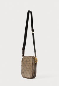 Leinwand-Umhängetasche in Braun mit einem gemusterten Design. Verfügt über einen Reißverschluss, einen verstellbaren schwarzen Riemen und goldfarbene Hardware-Akzente.