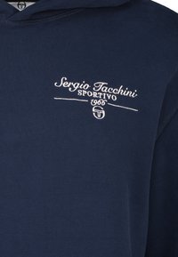 Marineblauwe hoodie van katoen, met een witte geborduurde logo met "Sergio Tacchini Sportivo 1966." Eenvoudig ontwerp met een capuchon met trekkoord.