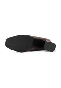 Scarpa con tacco alto in suede marrone, con parte superiore beige testurizzata, suola nera liscia e tacco quadrato. Superficie della suola nera piatta per una buona aderenza.
