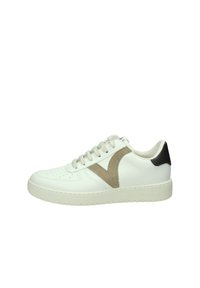Sneaker bianca in pelle con logo in suede beige e accentuazione nera sul tallone. Suola piatta, punta perforata e lacci neutri. Design minimalista.