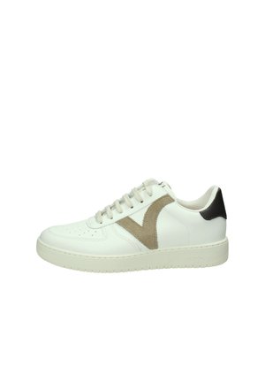 Zapatilla blanca de cuero con logo de ante beige y acento en el talón negro. Suela plana, puntera perforada y cordones neutros. Diseño minimalista.