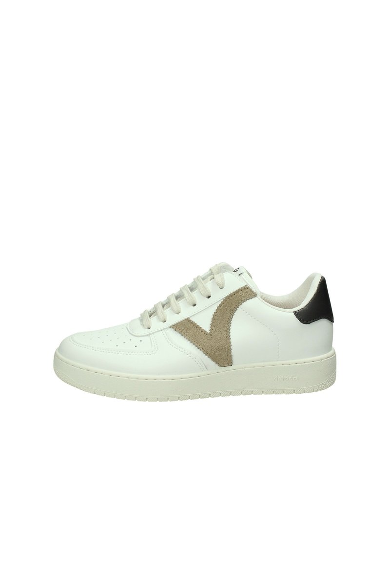 Sneaker bianca in pelle con logo in suede beige e accentuazione nera sul tallone. Suola piatta, punta perforata e lacci neutri. Design minimalista.