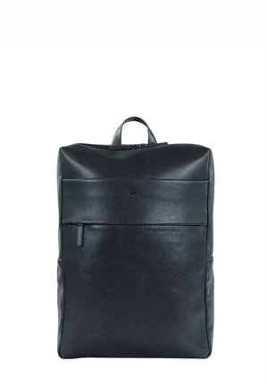 Zaino in pelle nera con forma rettangolare, chiusura con zip, tasca frontale e manico superiore. Texture liscia con dettagli hardware minimi.