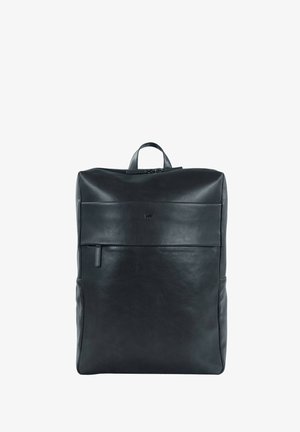 Zaino in pelle nera con forma rettangolare, chiusura con zip, tasca frontale e manico superiore. Texture liscia con dettagli hardware minimi.