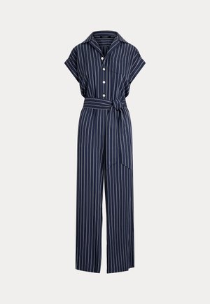 Jumpsuit a righe blu navy con maniche corte, colletto, bottoni frontali, vita con cintura e gambe larghe. Tessuto morbido con righe verticali.