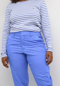 Kaffe Curve LEANA - Pantalones chinos - ultramarine
