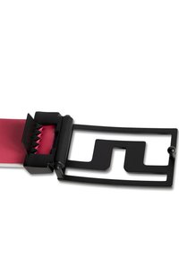 Cintura con una fascia in pelle rosa e una fibbia in metallo nero caratterizzata da un design a ritaglio geometrico e una chiusura seghettata per una regolazione sicura.