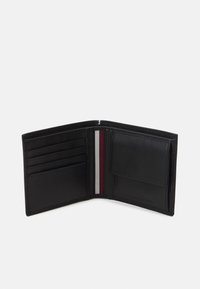 Schwarze Lederbörse mit sechs Kartenfächern, einem klaren Ausweisfach und kontrastierenden vertikalen Streifen in Rot, Weiß und Grau. Flaches Design.