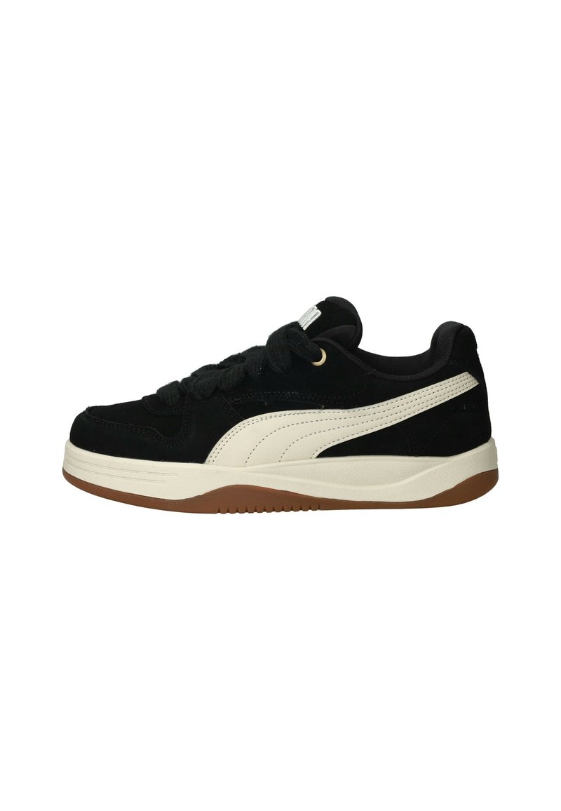 Sneaker nera basse con striscia bianca sui lati, lacci neri, colletto imbottito e suola in gomma marrone.