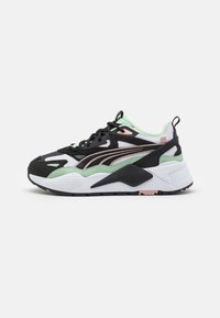 Schwarz-weißer Sneaker mit mintgrünen Akzenten, aus Mesh- und synthetischen Materialien, runder Zehenform, dickem weißen Zwischensohlenteil, strukturiertem schwarzen Außensohlen und gut sichtbar angebrachtem Markenlogo.