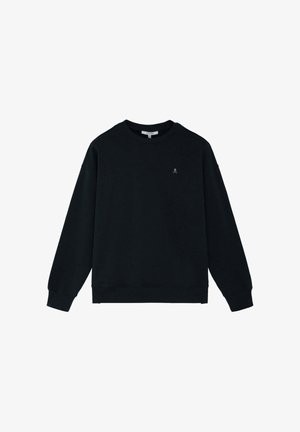 Sudadera negra de manga larga con cuello redondo, con pequeño logo bordado de calavera y huesos cruzados en el pecho izquierdo y puños y dobladillo acanalados.