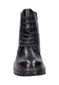 Zwarte leren enkellaars met een gladde structuur, ronde neus, veterfront en een zijrits, voorzien van een robuust rubberen zool en houtaccent.