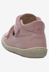 Różowe skórzane buty z wysokim tyłem, teksturowanym zapięciem na rzep i białą gumową podeszwą z plecionym wzorem. Brak widocznego logo.